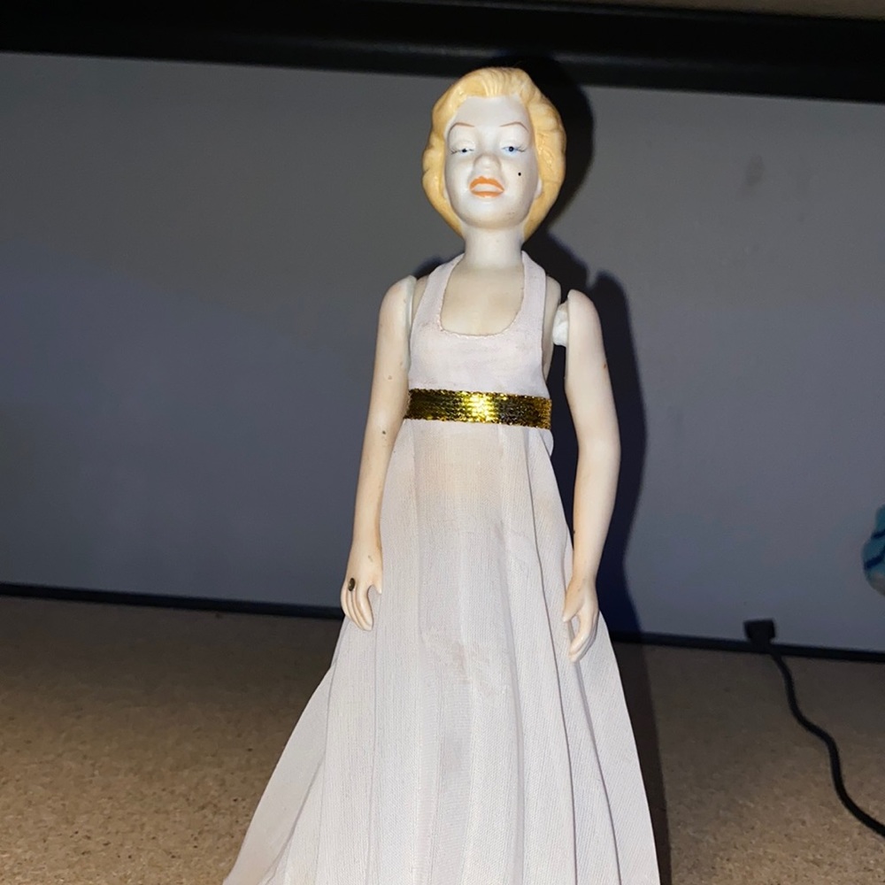 Antique vintage Marilyn Monroe figure, plays music when spinning, glass